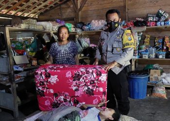 Trenyuh, Pakai Uang Pribadi Pak Bhabin Polres Pacitan Bantu Kasur Disabilitas Penyakit Saraf Otak