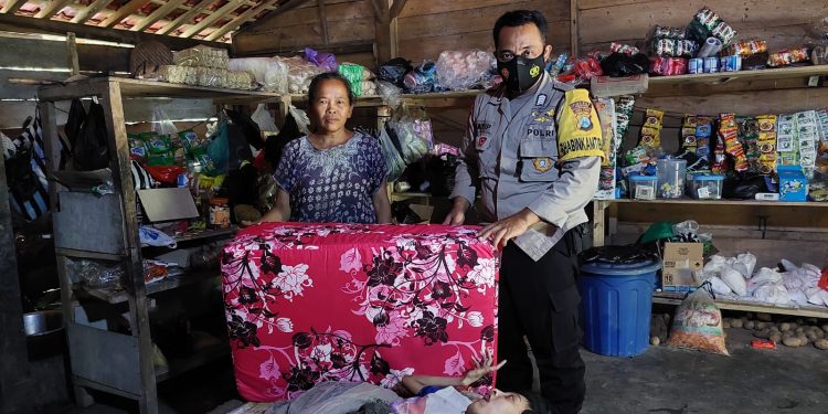 Trenyuh, Pakai Uang Pribadi Pak Bhabin Polres Pacitan Bantu Kasur Disabilitas Penyakit Saraf Otak