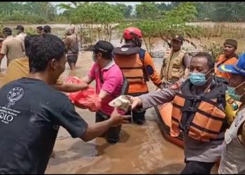 Polres Pasuruan Kota Bersama Instasi Terkait Berikan Bantuan Warga Terdampak Banjir