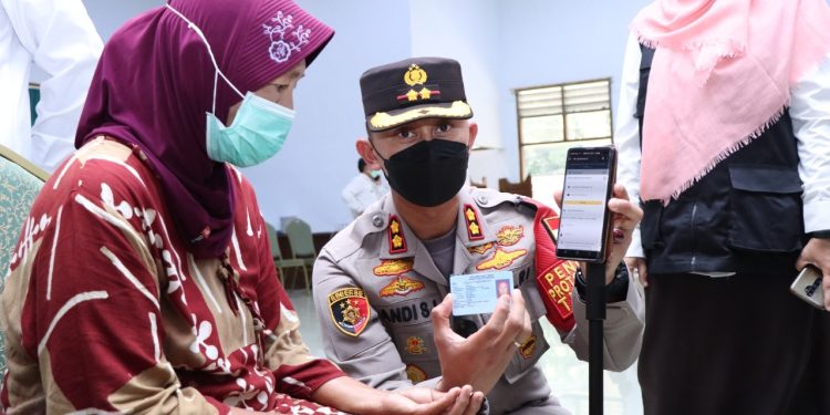 Humanis, AKBP Andi Wijaya Jelaskan Aplikasi Peduli Lindungi Pada Peserta Vaksin