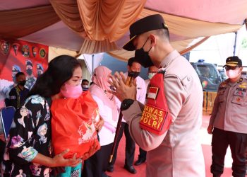 AKBP ANDI SINJAYA BERSAMA FORKOPIMDA DAMPINGI TIM LEMDIKLAT POLRI GELAR BAKSOS VAKSINASI DI PASIR PUTIH SITUBONDO