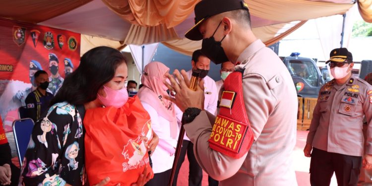 AKBP ANDI SINJAYA BERSAMA FORKOPIMDA DAMPINGI TIM LEMDIKLAT POLRI GELAR BAKSOS VAKSINASI DI PASIR PUTIH SITUBONDO
