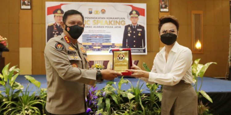 Bidhumas Polda Jatim Gelar Pelatihan Peningkatan Kemampuan Public Speaking