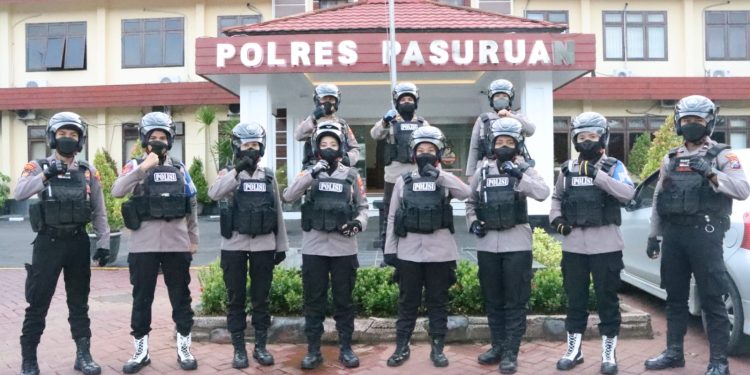 Polwan Polres Pasuruan Laksanakan Pamor Keris