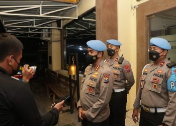 Cegah Pelanggaran Anggota, Kabid Propam Polda Jatim Bersama Anggota Mengecek Kedisiplinan dan Kesiapsiagaan Polsek Jajaran