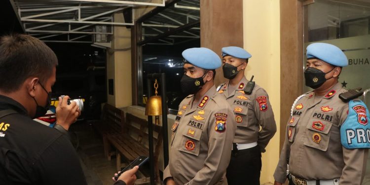 Cegah Pelanggaran Anggota, Kabid Propam Polda Jatim Bersama Anggota Mengecek Kedisiplinan dan Kesiapsiagaan Polsek Jajaran