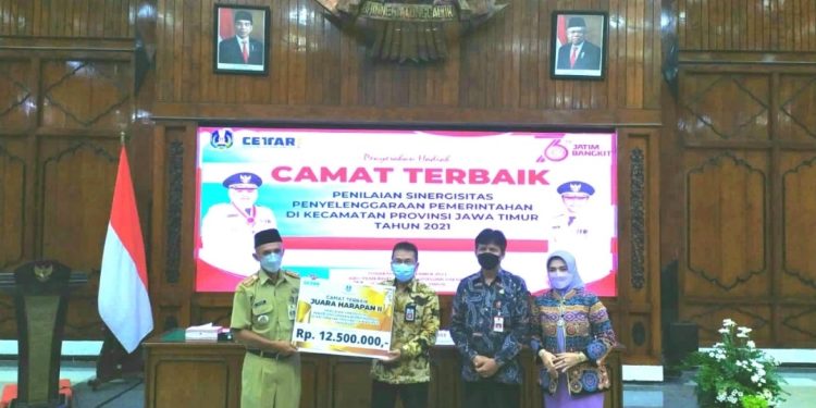 Camat Nawangan Raih Penghargaan Terbaik Se-Jawa Timur
