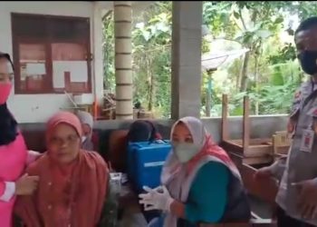 Gelar Vaksinasi Lansia Door To Door Pasukan Langit Polsek Kebonagung Pacitan Terbas Jalan Licin