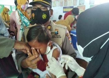 Dipangku dan Tos! Trauma Healing Vaksinasi dari Polisi ke Siswa SD di Bondowoso