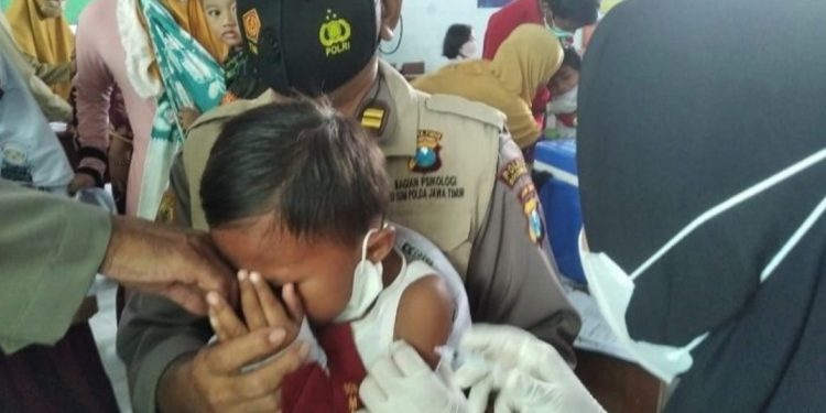 Dipangku dan Tos! Trauma Healing Vaksinasi dari Polisi ke Siswa SD di Bondowoso
