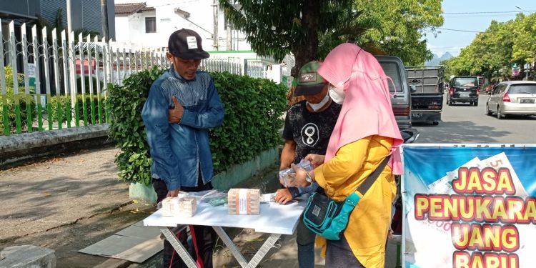 Tiba Hari Ke-12 Puasa, Jasa Penukaran Uang Asal Solo Mulai Buka Lapak di Pacitan
