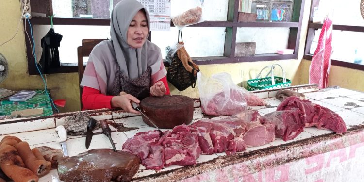Pedagang Mengeluh Harga Daging Sapi dan Ayam di Pacitan Terus Melonjak