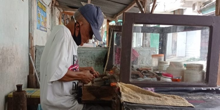 Menjelang Lebaran Tukang Patri Emas di Pacitan Digeruduk Pelanggan