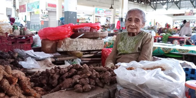 Meski Umur 85 Tahun, Nenek Asal Arjosari Pacitan Tetap Semangat Berdagang di Pasar Minulyo