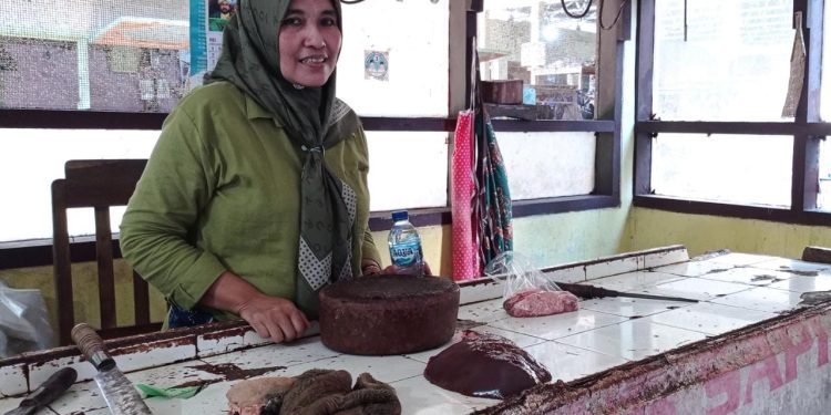 Akibat PMK, Omzet Penjualan Daging Sapi di Pacitan Anjlok