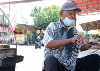 Tarmo, Pria Usia 90 Tahun di Pacitan Masih Kuat Jualan Kue Putu