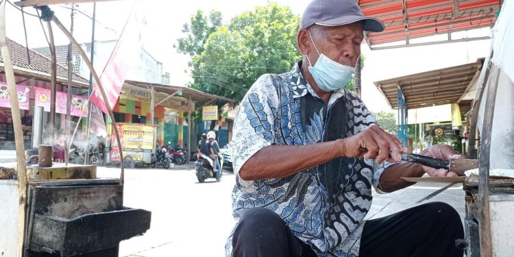 Tarmo, Pria Usia 90 Tahun di Pacitan Masih Kuat Jualan Kue Putu