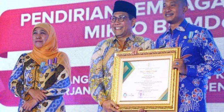 Mantab..!!, Bupati Pacitan Sabet 2 Penghargaan Dari Kemendes PDTT