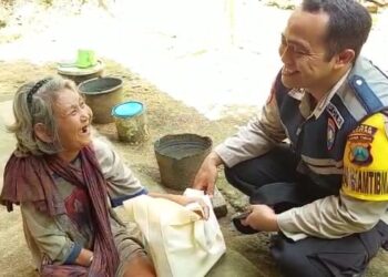 Kembali Sambangi Mbah Tomblok, Bripka Latip Utomo: Semoga Segera Sembuh