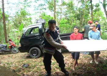 Tak Kenal Lelah Pak Bhabin Bantu Kalsiboard untuk Renovasi Rumah Lansia