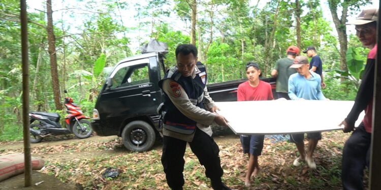 Tak Kenal Lelah Pak Bhabin Bantu Kalsiboard untuk Renovasi Rumah Lansia