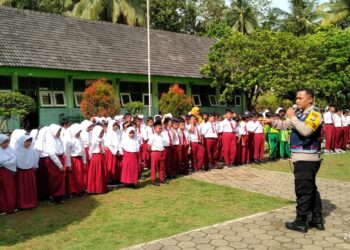 Pak Bhabin Masuk Sekolah, Cara Bripka Latip Pupuk Generasi Bangsa yang Unggul