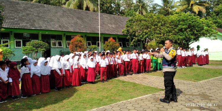 Pak Bhabin Masuk Sekolah, Cara Bripka Latip Pupuk Generasi Bangsa yang Unggul