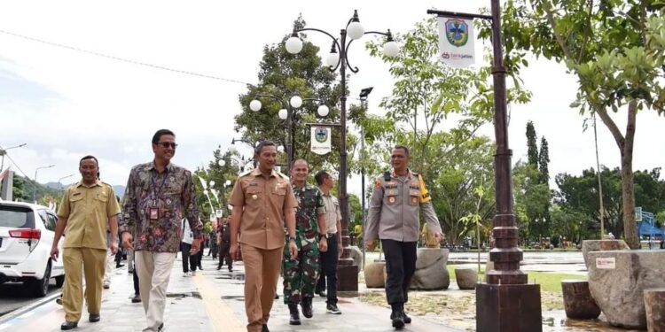 Rehabilitasi Trotoar, Pemkab Pacitan Percantik Alun-Alun Kota