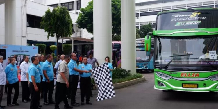Mudik Bareng Jaksa Agung, Sebanyak 14 Bus dan 726 Pemudik Dengan Tujuan Berbeda Telah Diberangkatkan   
