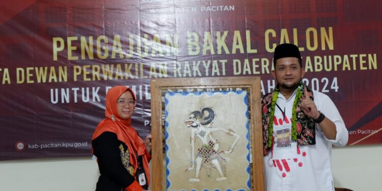 PBB, Gerindra dan PKB Serahkan Berkas Pendaftaran Kadernya ke KPU Pacitan   