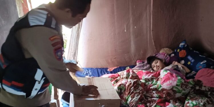 Bripka Latip Pacitan Bantu Cinta Anak Derita Saraf Otak