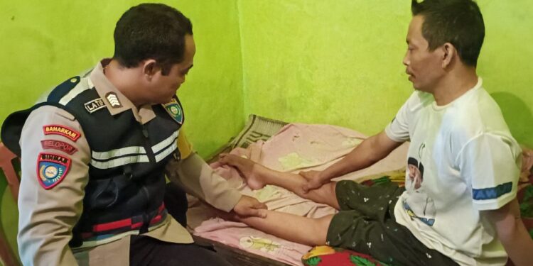 Peduli dan Berbagi, Brika Latip Utomo Bantu Warga Lumpuh