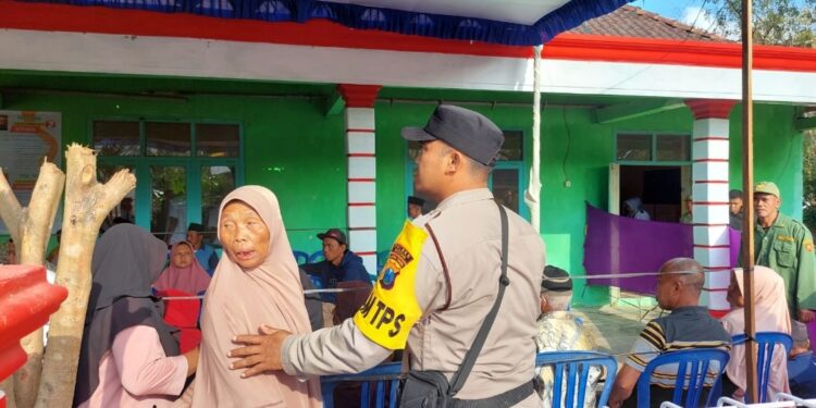 Loyalitas Tanpa Batas Pilkades Gasang, Bripka Latip Bantu Lansia yang Belum Mengetahui Tempat Duduk