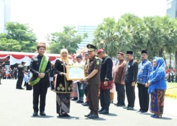 Kajati Jatim Raih Penghargaan dalam Penyelamatan Aset Negara Oleh Gubernur Jatim