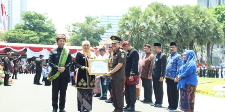 Kajati Jatim Raih Penghargaan dalam Penyelamatan Aset Negara Oleh Gubernur Jatim