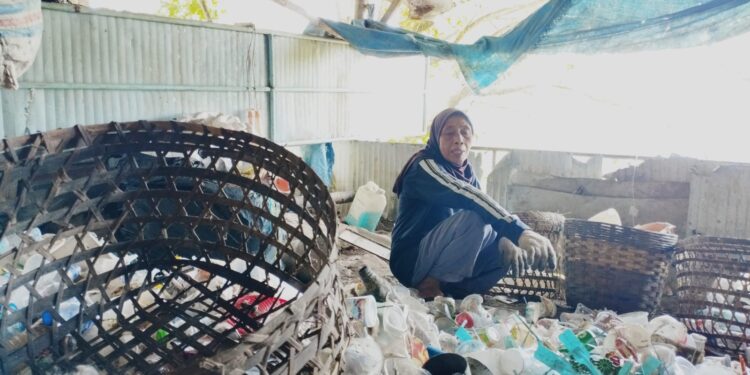 Kisah Katirah Lansia Pemulung di Pacitan