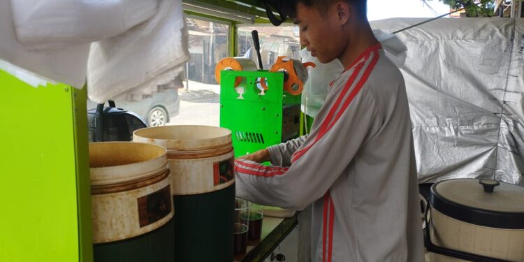 Berbakti Tanpa Batas, Mahasiswa STKIP PGRI Pacitan Jualan Es Teh Jumbo Bantu Keuangan Keluarga