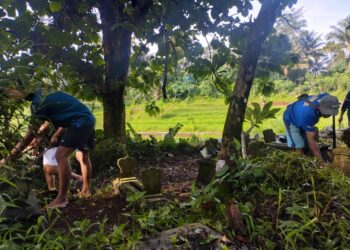 Sambut Ramadan, Warga Dusun Batulapak dan Mahasiswa KKN STKIP PGRI Pacitan Bersihkan Makam