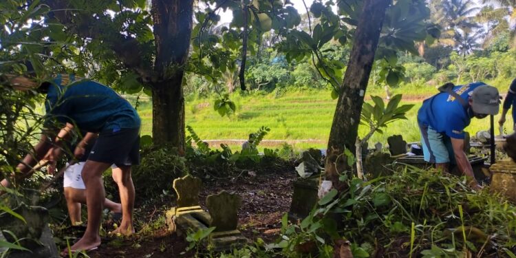 Sambut Ramadan, Warga Dusun Batulapak dan Mahasiswa KKN STKIP PGRI Pacitan Bersihkan Makam