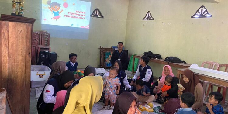 Mahasiswa STKIP PGRI Pacitan dan Posyandu Bersatu Lawan Stunting