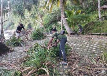 Angin Kencang Terjang Pantai Pangasan Pacitan Luluhlantahkan Fasilitas Umum 