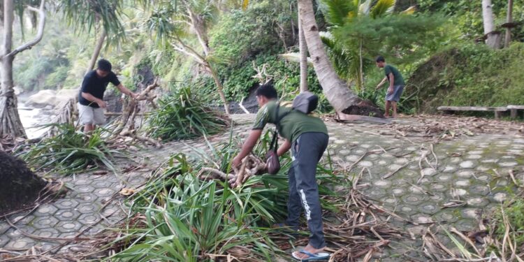 Angin Kencang Terjang Pantai Pangasan Pacitan Luluhlantahkan Fasilitas Umum