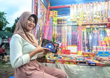 H-3 Idul Fitri 1445 H, Pedagang Petasan Diburu Anak-Anak