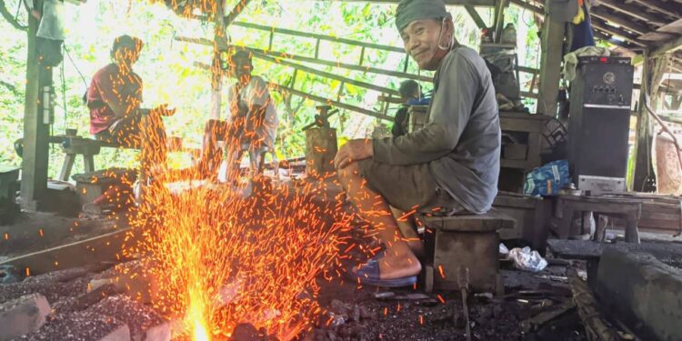 Cerita Pandai Besi Tradisional Pacitan yang Tetap Bertahan di Era Modern