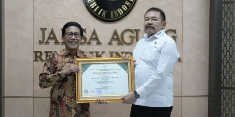 Jaksa Agung ST Burhanuddin Menerima Penghargaan dari Kemendes PDTT Atas Kesuksesan Program JAGA DESA