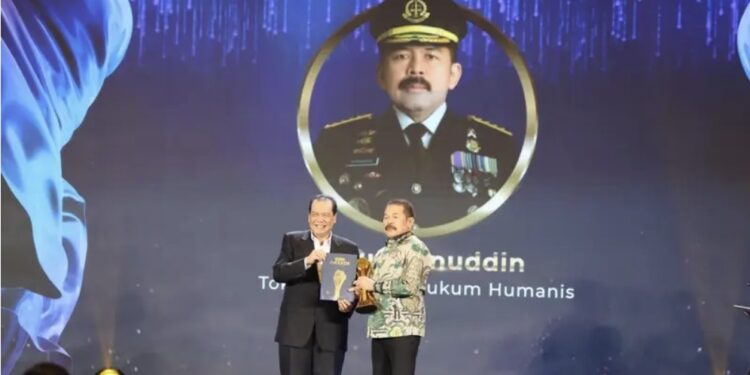 Jaksa Agung ST Burhanuddin Terima Penghargaan ”Tokoh Penegak Hukum Humanis” dalam Detikcom Awards 2024