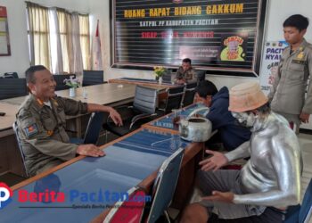 Petugas Satpol-PP tengah mewawancarai manusia silver yang tertangkap saat beraksi di Pacitan. (Foto: Diki Kurnia/BeritaPacitan)