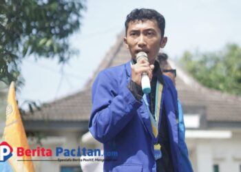 Ketua PMII Pacitan, Al Ahmadi saat berorasi di Halaman Disparbudpora Pacitan, Jumat 13 Desember. (Foto: PMII for Beritapacitan)