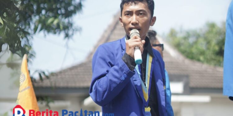 Ketua PMII Pacitan, Al Ahmadi saat berorasi di Halaman Disparbudpora Pacitan, Jumat 13 Desember. (Foto: PMII for Beritapacitan)