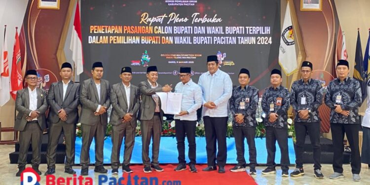 Penyerahan berita acara (BA) oleh KPU Pacitan disaksikan Bawaslu kepada Bupati-wakilnya, Aji-Gagarin, Kamis, 9 Januari 2025. (Foto: Diki Kurnia/Beritapacitan)